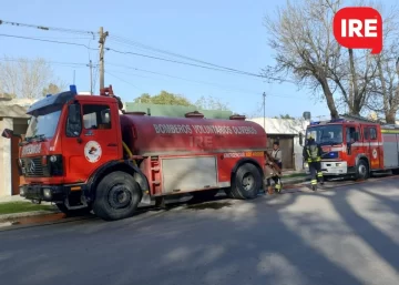Incendio y susto: Bomberos sofocaron un foco en el centro de Oliveros