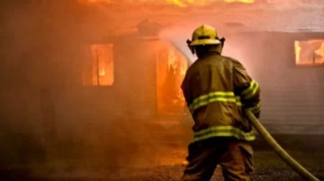 Cortocircuito provocó un incendio en una vivienda deshabitada