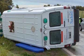 Volcó ambulancia del Samco Gaboto en autopista. Una mujer herida