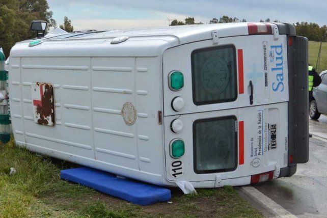 Volcó ambulancia del Samco Gaboto en autopista. Una mujer herida
