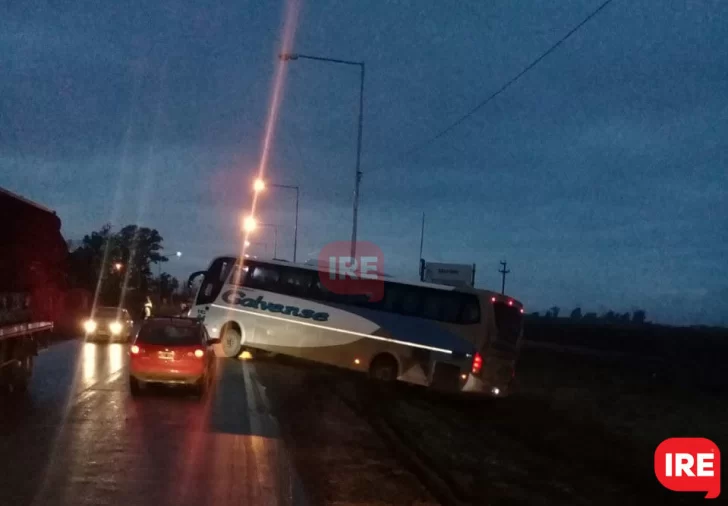 Un colectivo hizo una mala maniobra y quedó cruzado en ruta 11