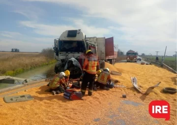 Chocaron dos camiones en el puente del canal Serodino: La 91 cortada