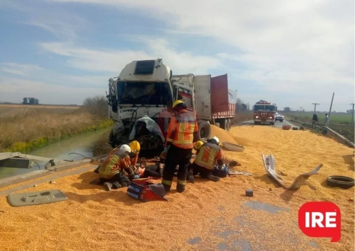 Chocaron dos camiones en el puente del canal Serodino: La 91 cortada