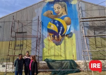 Elina volvió de Tokio y Carlos Pellegrini le regaló un mural hecho por dos clarkenses