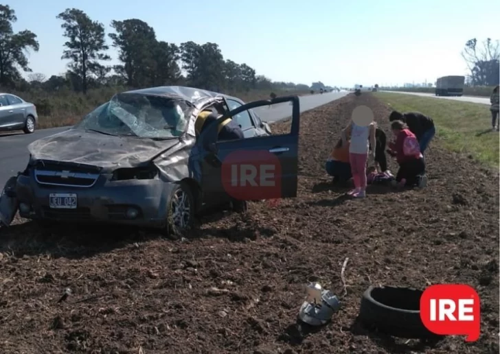 Una nena salió despedida tras volcar en autopista y resultó con heridas leves