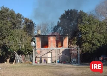 Se incendió una vivienda en Barrio Santa Rosa y las pérdidas fueron totales