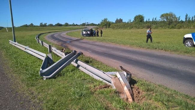 Perdió el control, despistó y chocó contra el guardarraíl