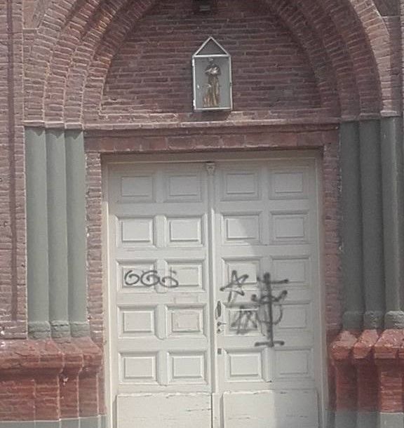 “A todos nos hiere encontrar estas pintadas en la casa de Dios”