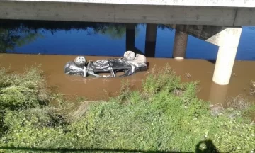 Un vehículo con tres personas cayó al canal de Monje