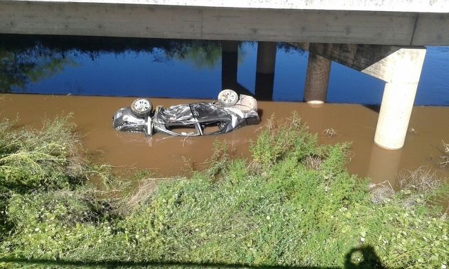 Un vehículo con tres personas cayó al canal de Monje