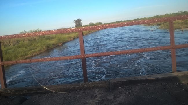 Por desborde de agua, está cortado el camino de la Cañada