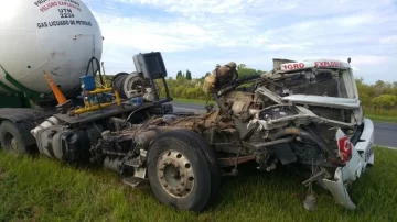 Vuelco en la autopista de un camión con gas metano