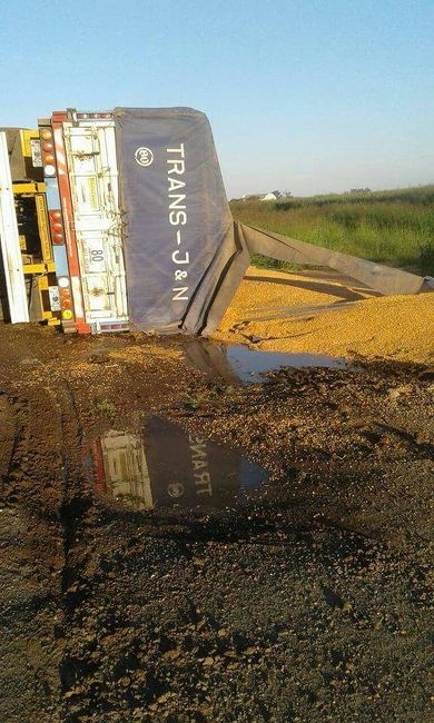 Vuelco en la Ruta 91: un camión con acoplado, chofer ileso