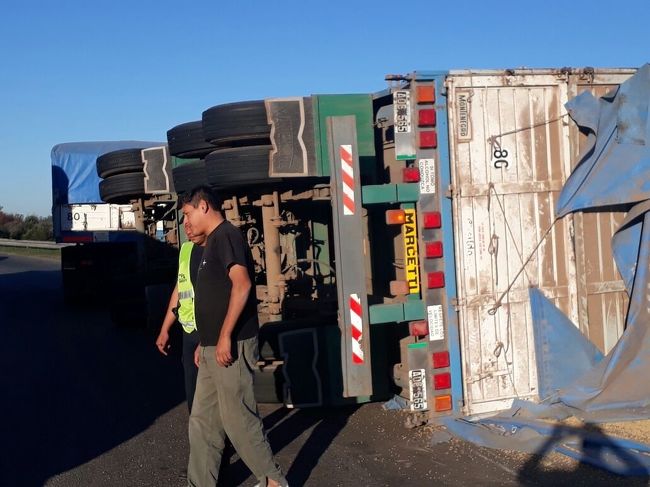 Urgente: volcó un camión sojero en el acceso a Villa La Ribera