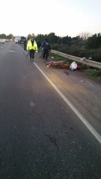 Un colectivo chocó a una moto: dos lesionados