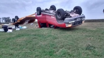 Espectacular vuelco sobre la autopista Rosario-Córdoba