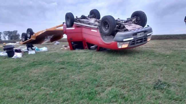 Espectacular vuelco sobre la autopista Rosario-Córdoba