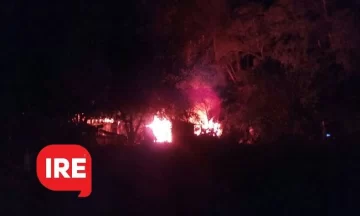 Se incendió una casa en el camping y hay disturbios entre vecinos