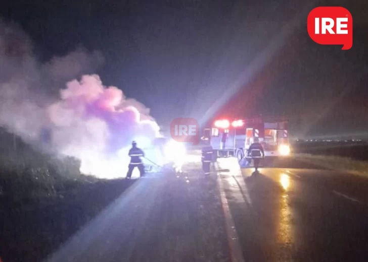 Viajaba por ruta 10, vio fuego en el capot y llegó a bajarse a tiempo