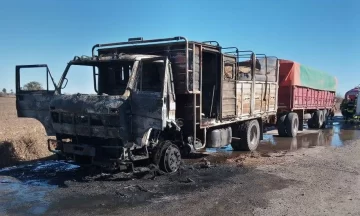 Se incendió la cabina completa de un camión camino a los puertos en Timbúes