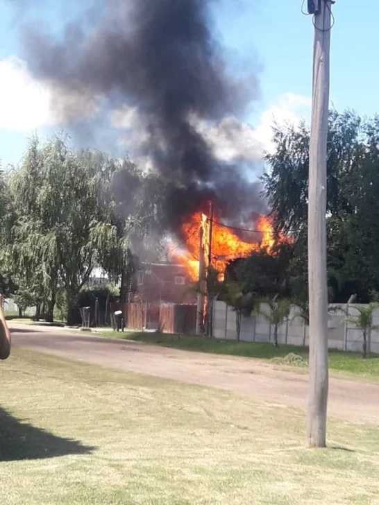 Se produjo un importante incendio en una cabaña: Fue controlado