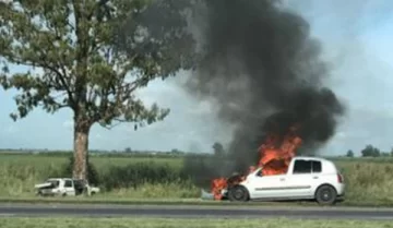 Un auto se prendió fuego tras chocar con otro en la autopista