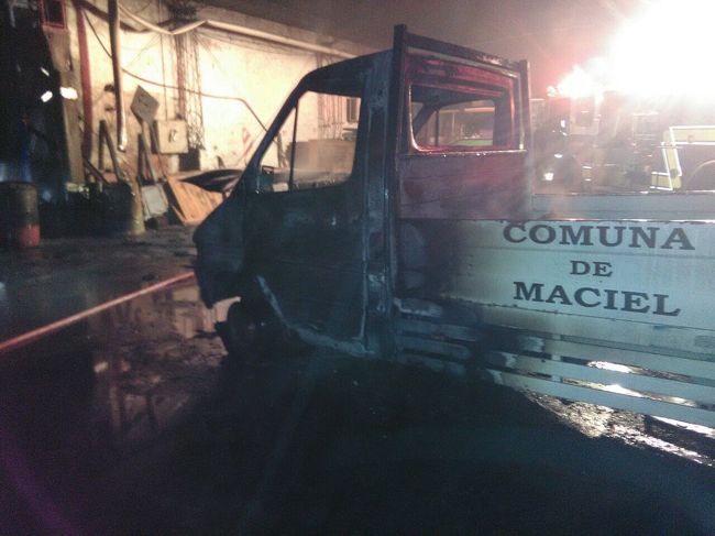 Se incendió un vehículo dentro del galpón comunal