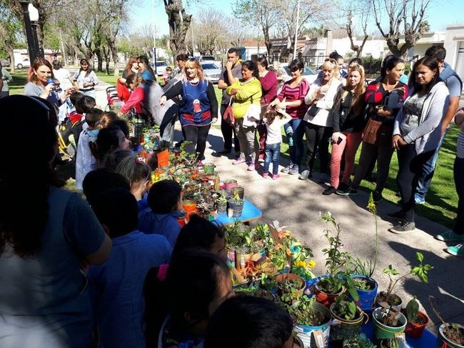 Jardín Nucleado: Alumnos vendieron plantines en la plaza central