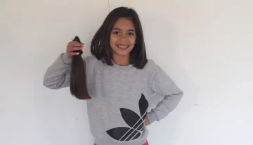 Una nena de diez años decidió cortarse el pelo para ayudar