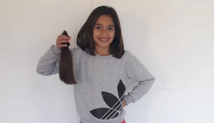 Una nena de diez años decidió cortarse el pelo para ayudar