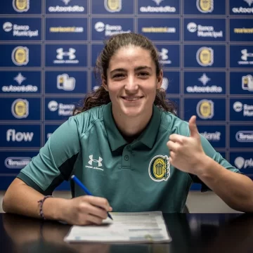 Lara López firmó su primer contrato profesional con Rosario Central