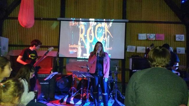 “Loading” la rockeó en Oliveros  y conmovió a público presente