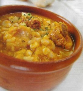 Venta de locro y empanadas para recaudar fondos