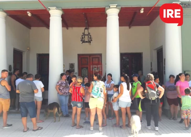 Vecinos se manifestaron en la comuna por las dos profesoras desvinculadas del Poli