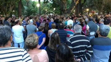 Los vecinos salieron a la calle ante la crisis institucional