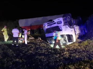 Un camión que circulaba por autopista protagonizó un vuelco en Monje