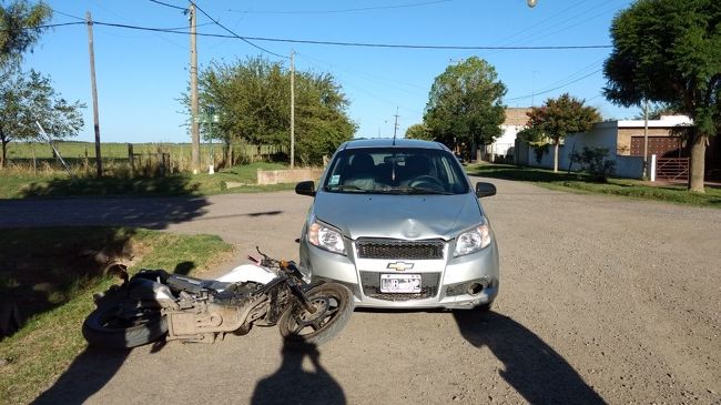 Un automóvil y una moto chocaron en una esquina macielense