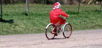 Papa Noel se anticipó, salió en bici y alegró a los niños en Monje