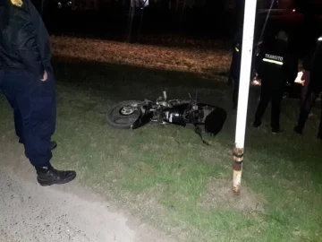 Perdió el control de la moto e impactó contra un poste de luz