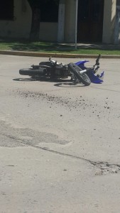 Un joven hacia willy y colisionó contra un móvil policial
