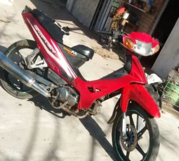 Se junto con amigos y cuando salió le habían robado la moto: Piden viralizala