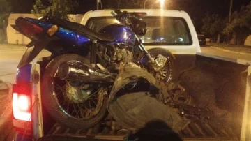Un auto y una moto chocaron en la esquina de la plaza