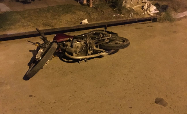 Un joven herido luego del choque entre un auto y una moto