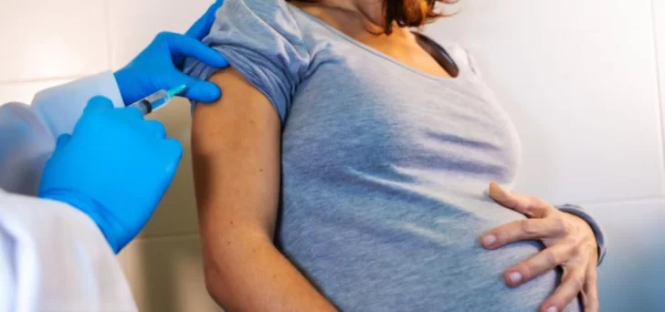 Las embarazadas tendrán prioridad para vacunarse contra el covid