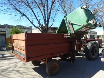 Un empleado comunal subió mal, se cayó y el carro lo pasó por arriba