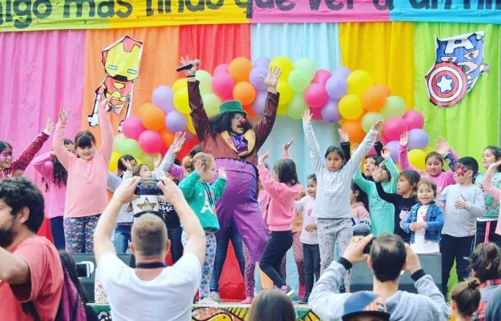 Oliveros festeja el Día del Niño entregando golosinas casa por casa