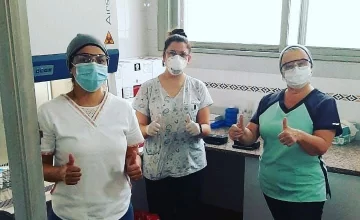 Son hermanas profesionales de la salud y lograron agilizar los hisopados