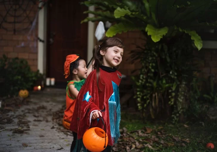Dulce o truco: Las comunas piden que no haya salida de chicos en Halloween