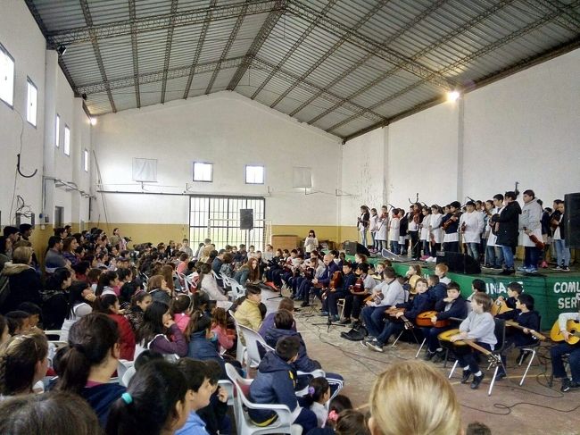 A sala llena se presentó la Escuela Orquesta Serodinense