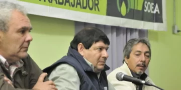 Los obreros aceiteros acompañan a sus compañeros de Buyatti